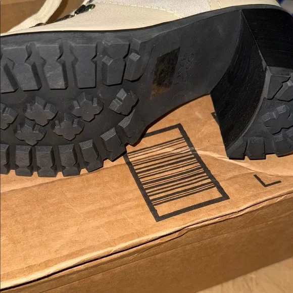 FRYE AND CO Cream Lace Up Boots with Chunky Heel - Picture 6 of 8